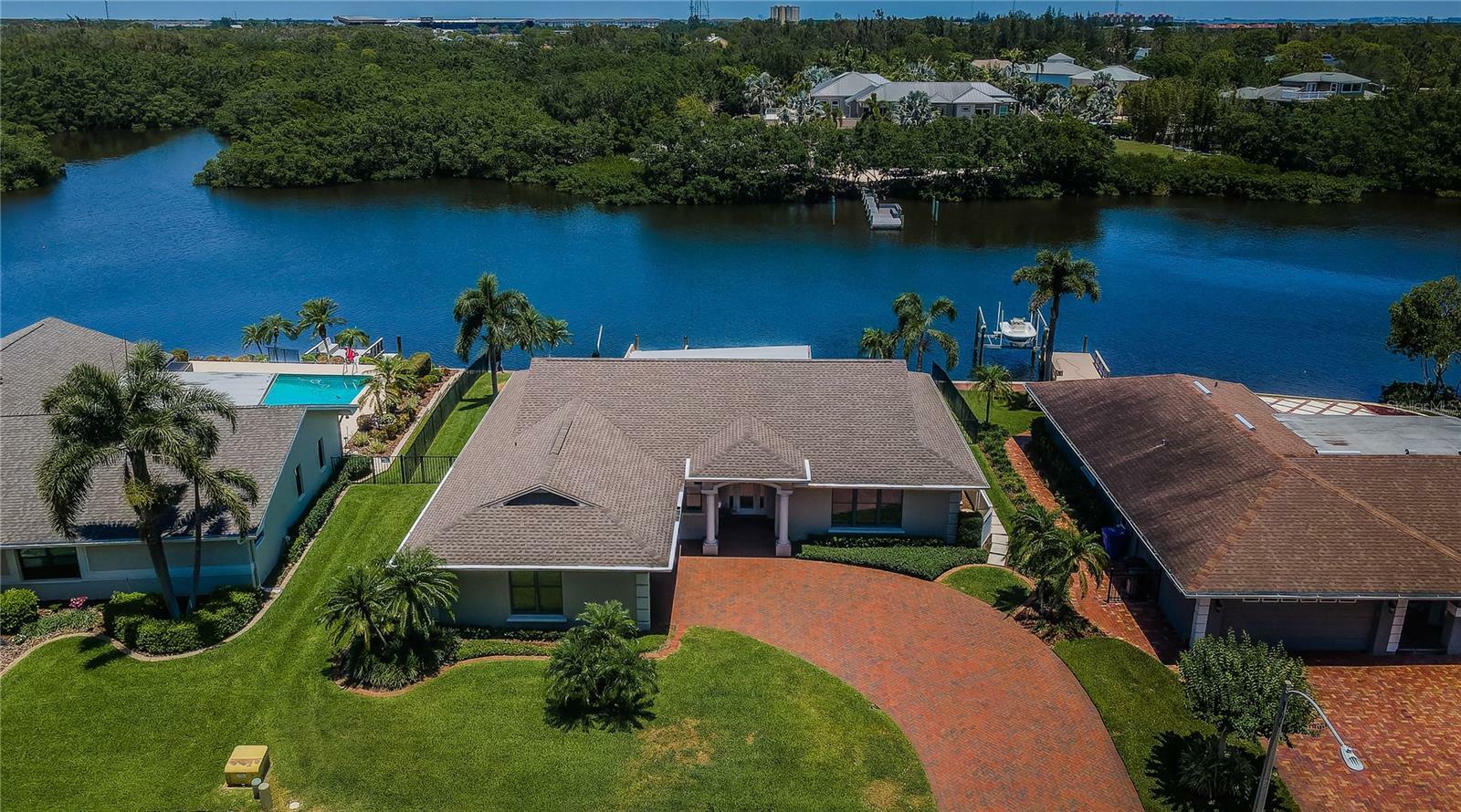 Property Photo: 671 Tallahassee Drive NE FL 33702