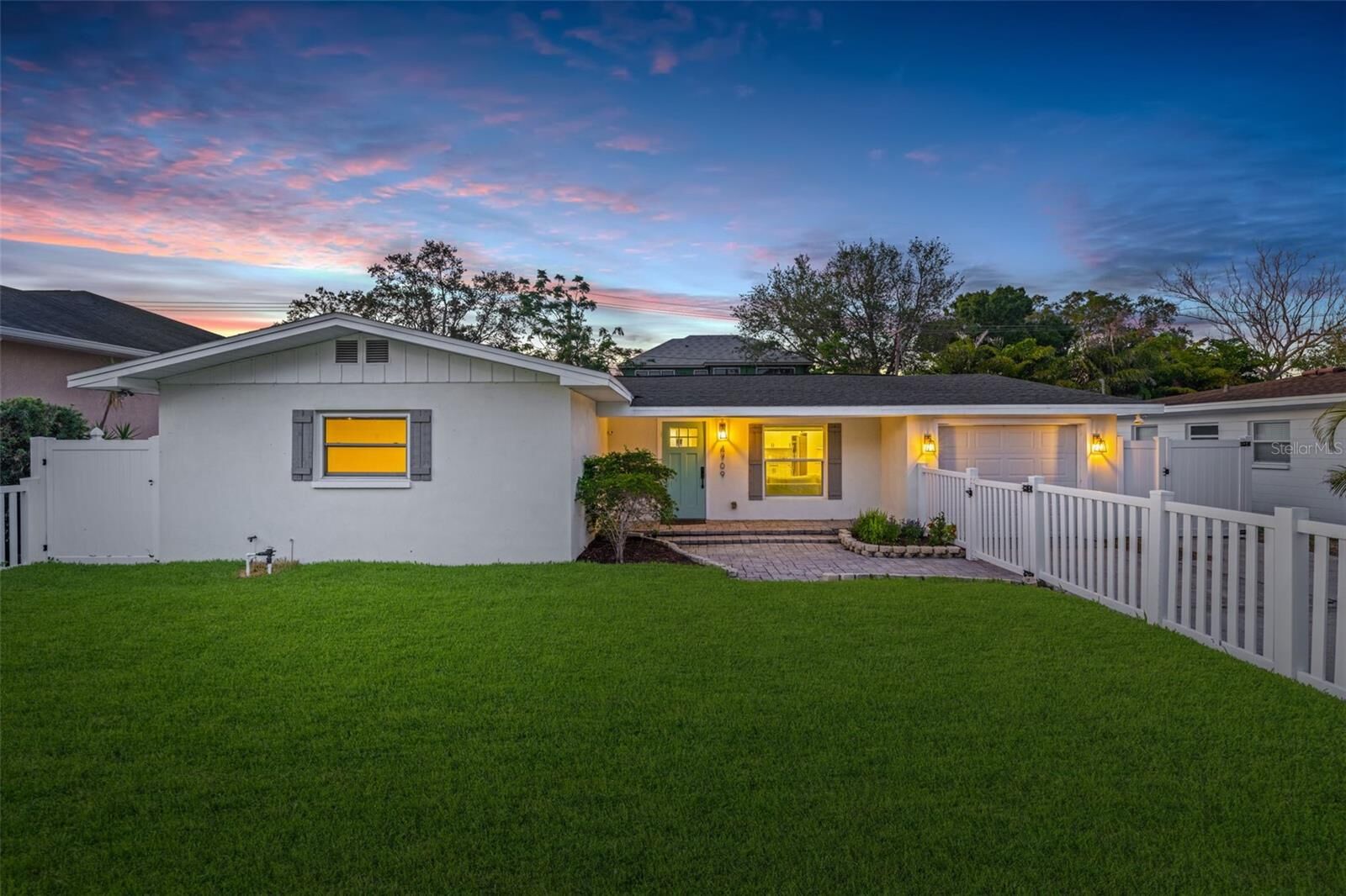 Property Photo: 4709 W Fair Oaks Avenue FL 33611