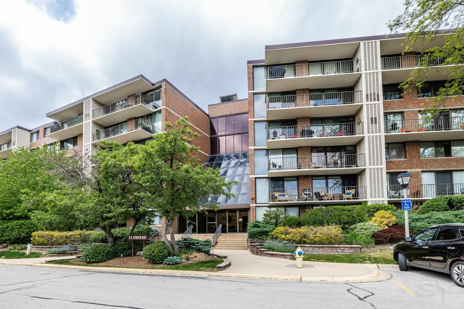 Property Photo: 2 S Atrium Way 301 IL 60126