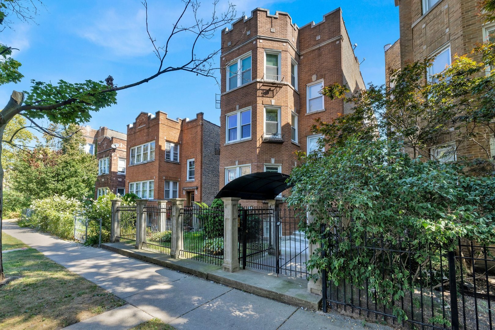 Property Photo: 6311 N Oakley Avenue 2 IL 60659