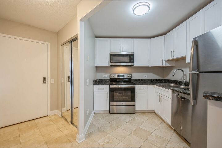 Property Photo: 5320 N Sheridan Road 403 IL 60640