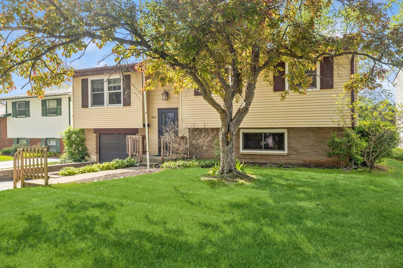 Property Photo: 949 N Idlewild Avenue IL 60060