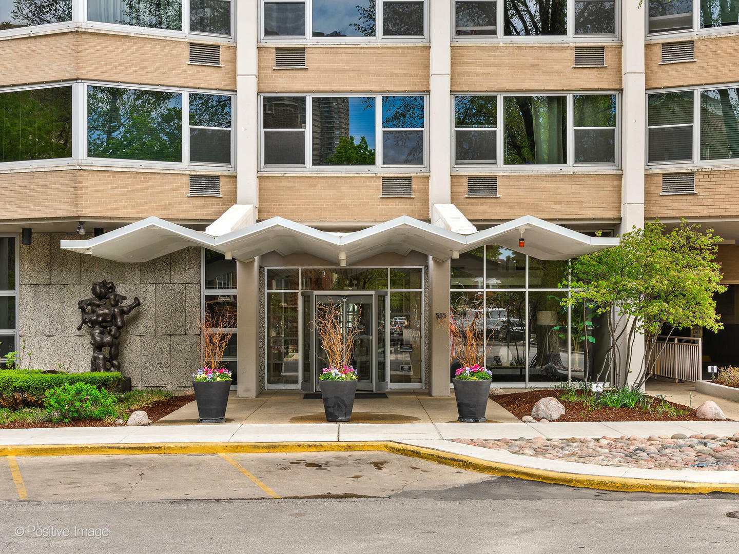 Property Photo: 555 W Cornelia Avenue 1405 IL 60657