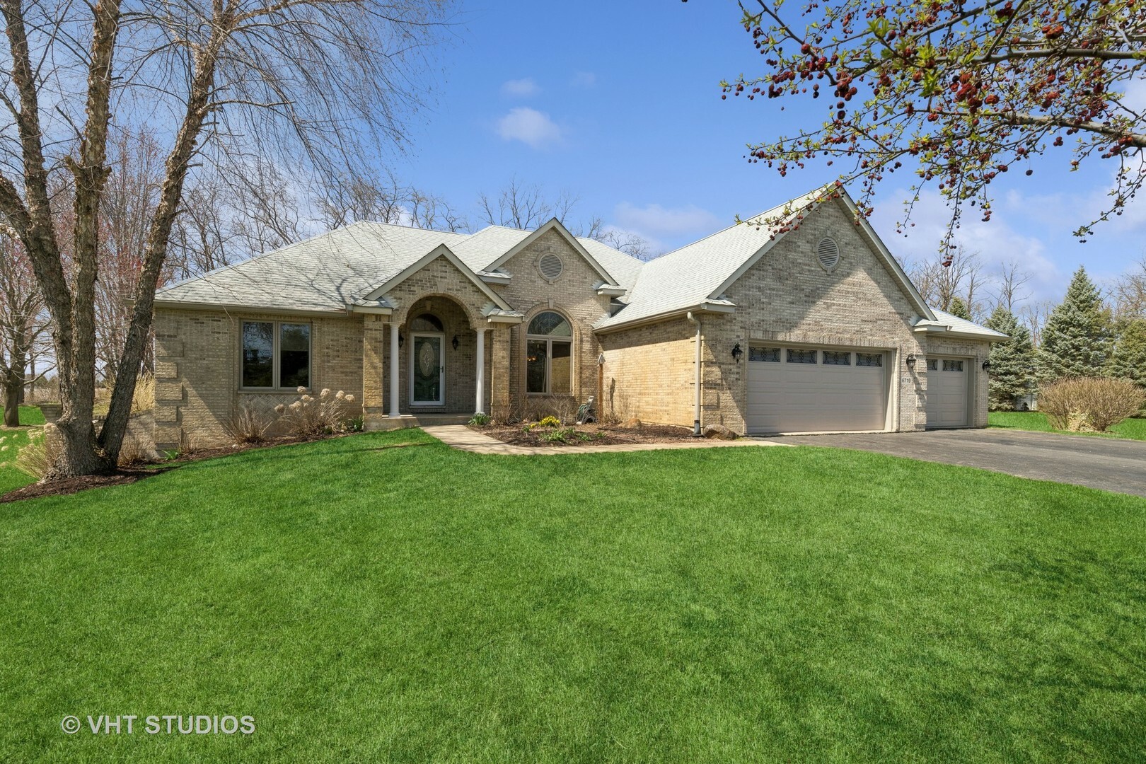 Property Photo: 6719 W Applewood Lane IL 60081