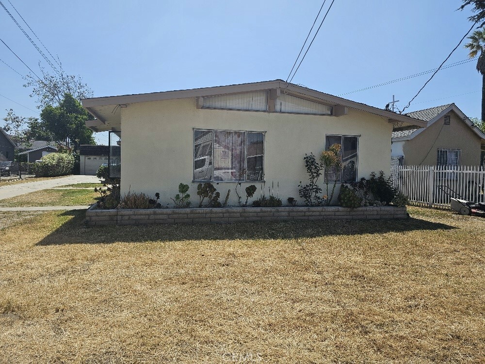 Property Photo: 6704 Vinevale Avenue CA 90201