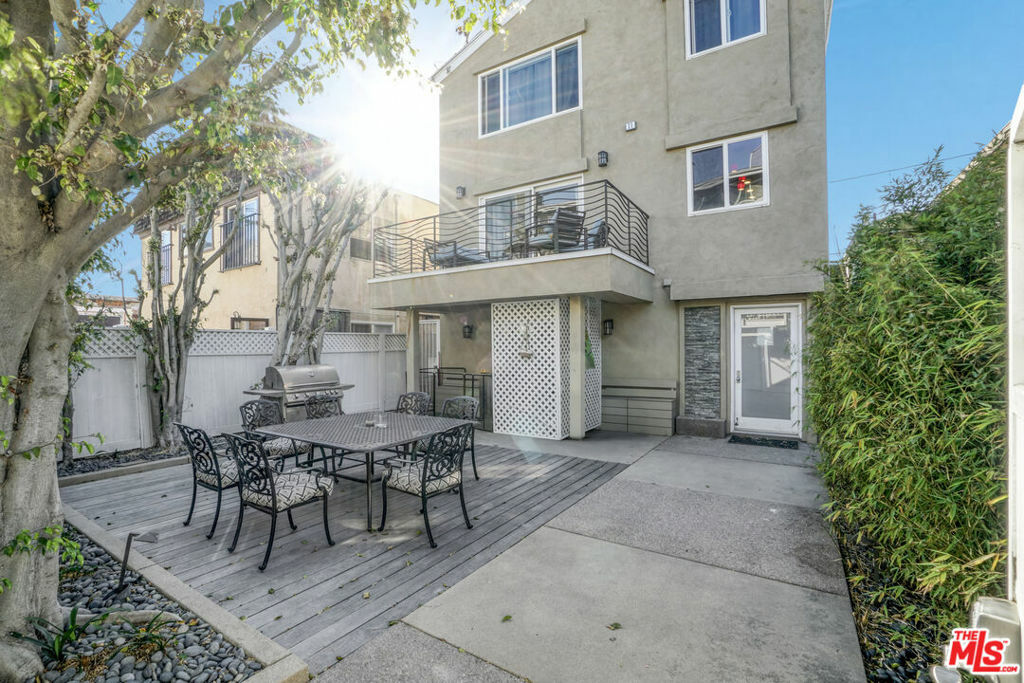 Property Photo: 11 19th Avenue CA 90291