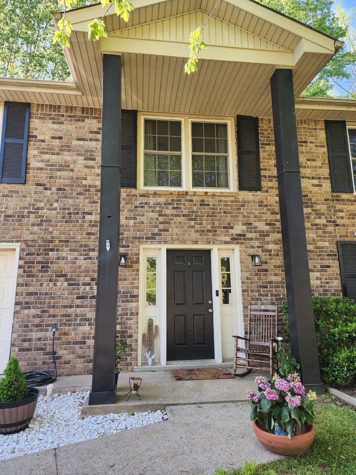 Property Photo:  404 Warren Cir  TN 37040 