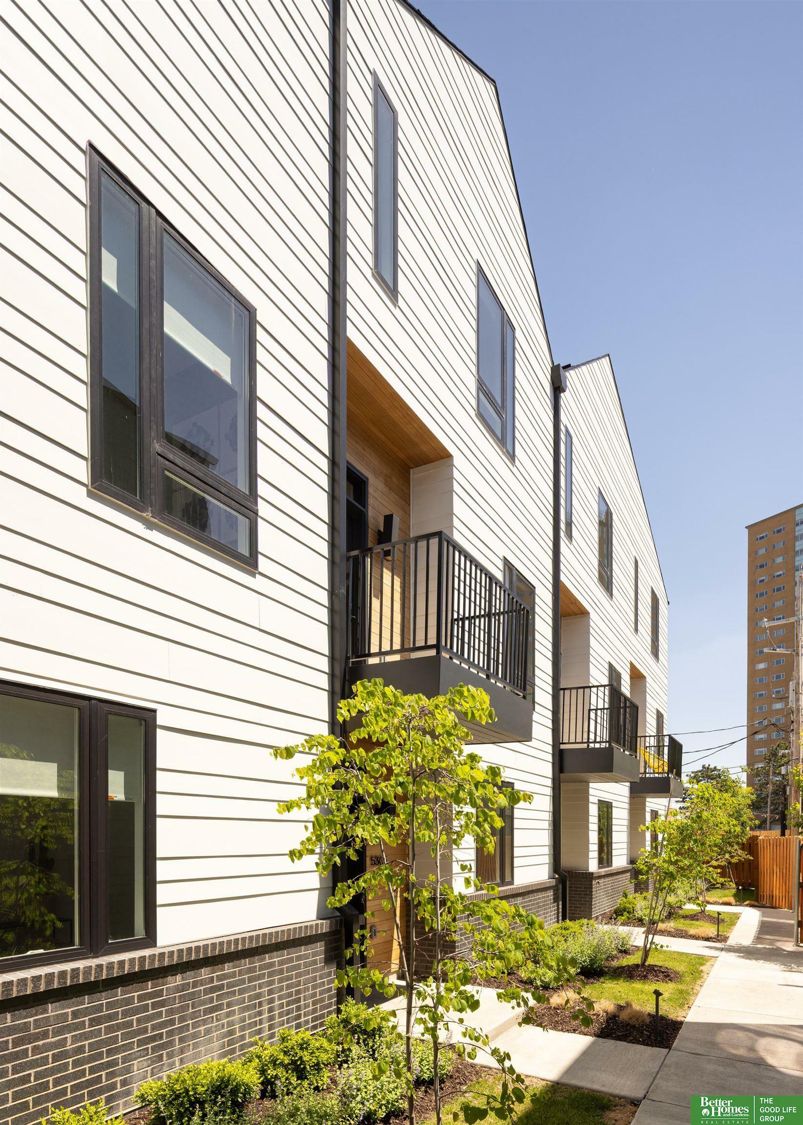 Property Photo: 5301 Elmwood Plaza NE 68106