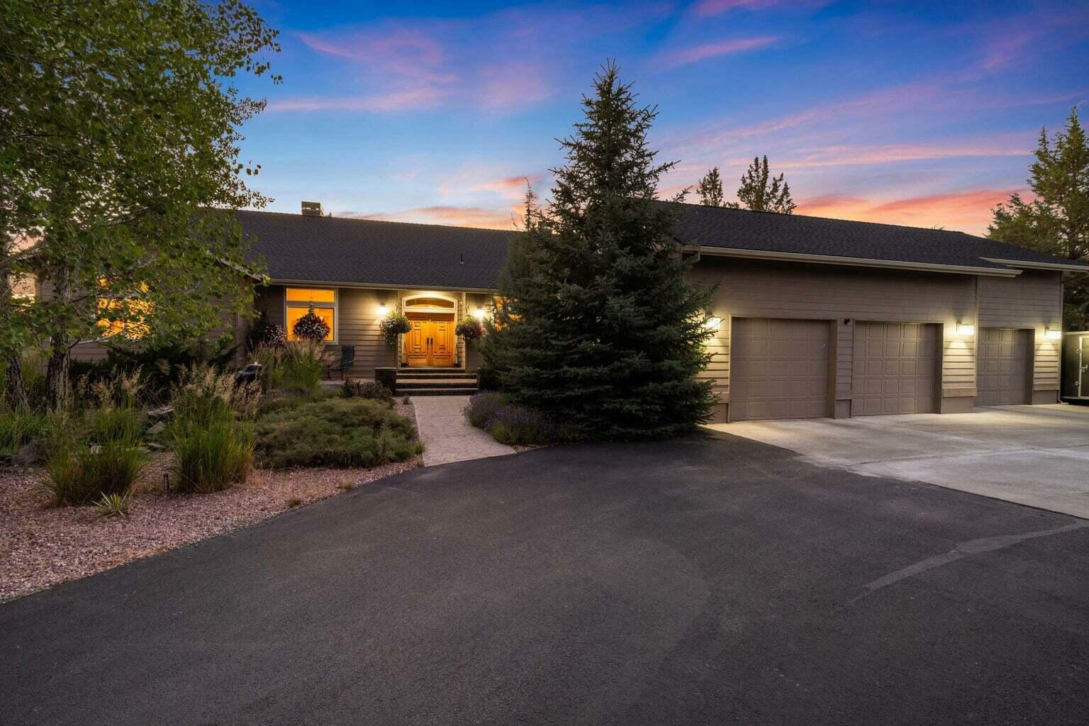 Property Photo: 6904 SW Joshua Court OR 97753