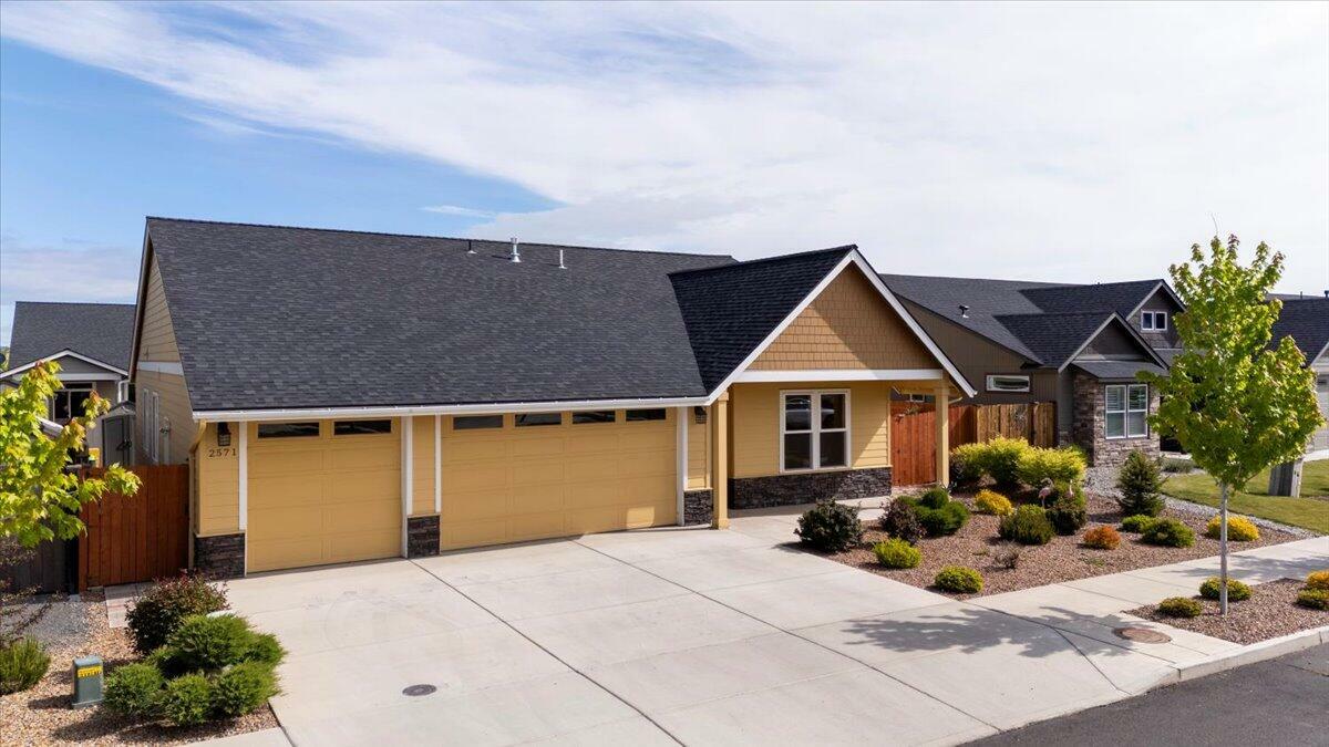 Property Photo: 2571 NW Greenwood Avenue OR 97756