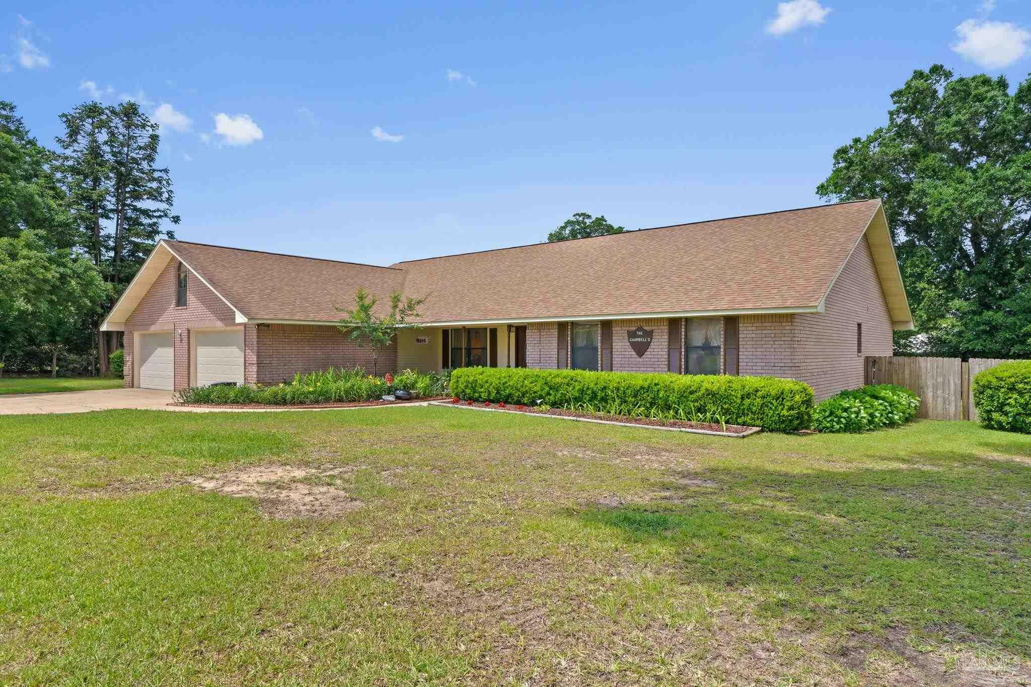 Property Photo: 5816 Forest Ridge Dr FL 32526