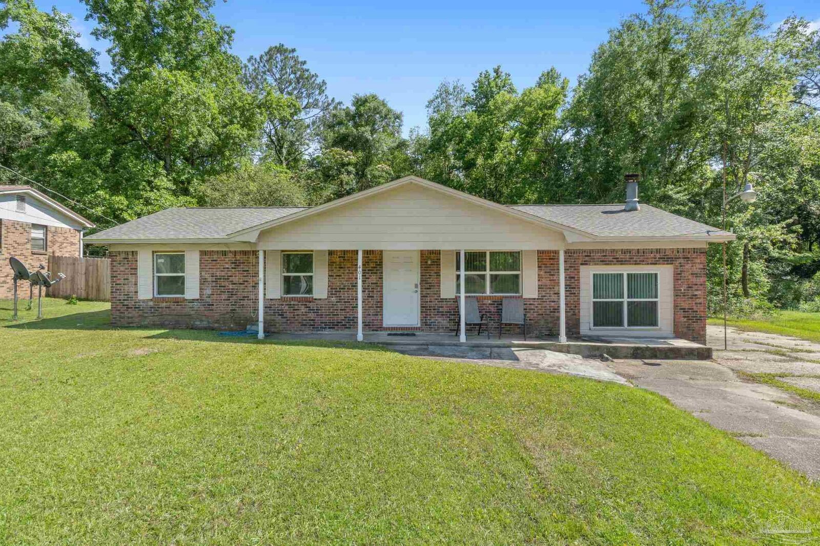 Property Photo: 401 Ronda St FL 32534