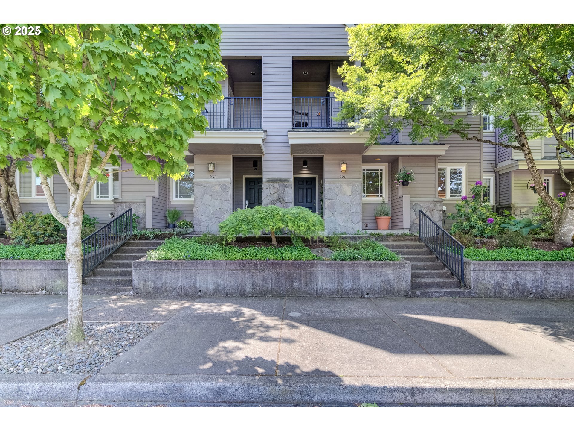 Property Photo: 230 NE 5th St OR 97030