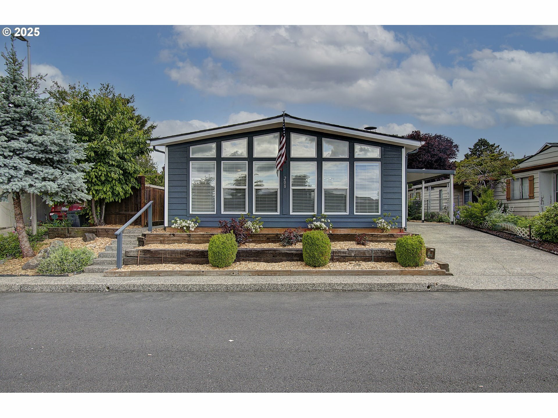Property Photo: 17401 SE 39th St 208 WA 98683