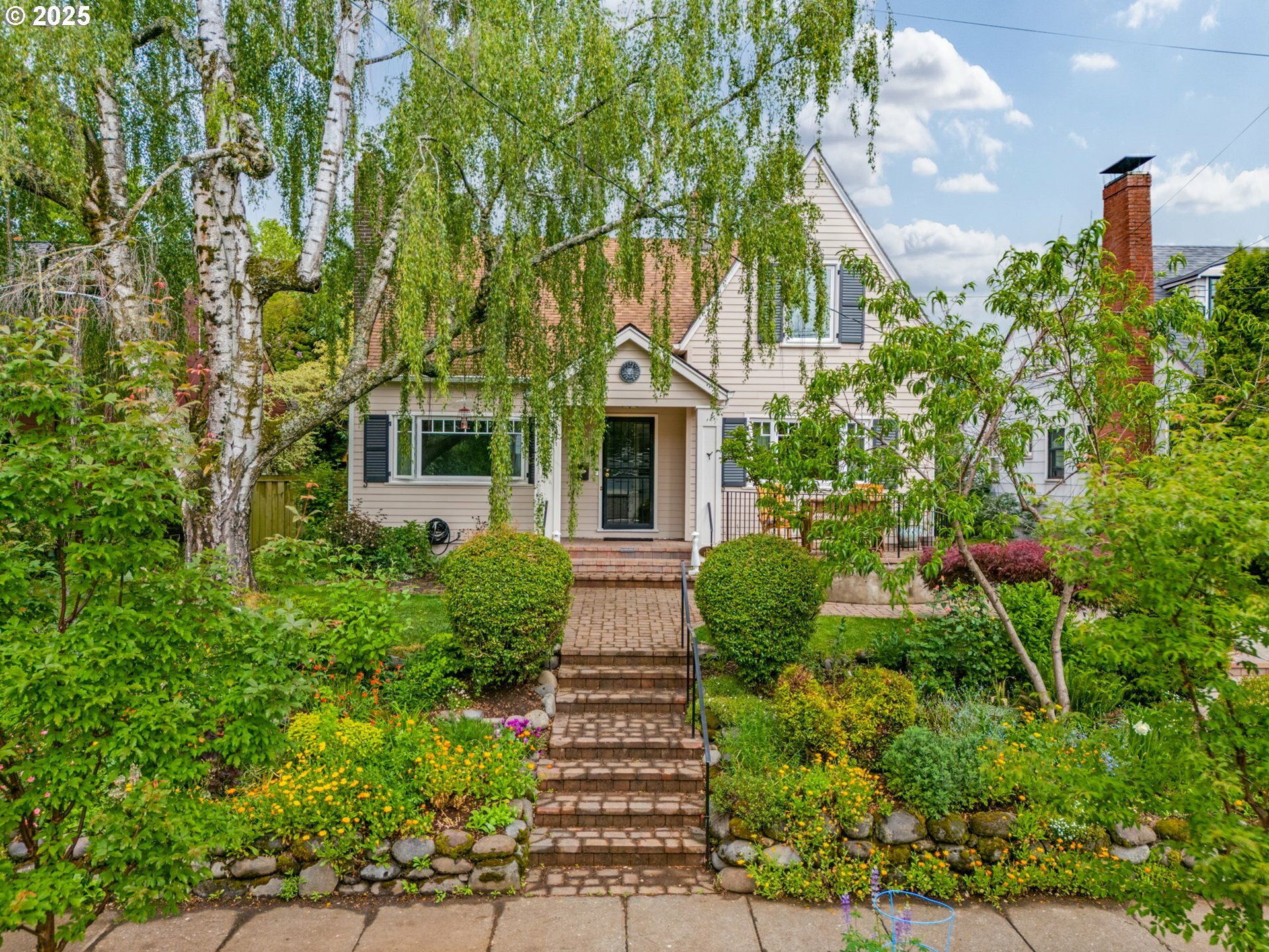 Property Photo: 4415 SE Stark St OR 97215