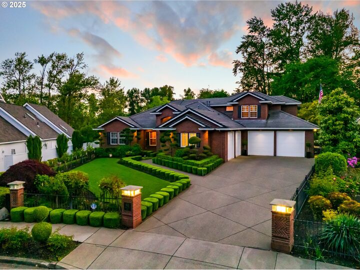 Property Photo: 613 Shoreline Way OR 97401