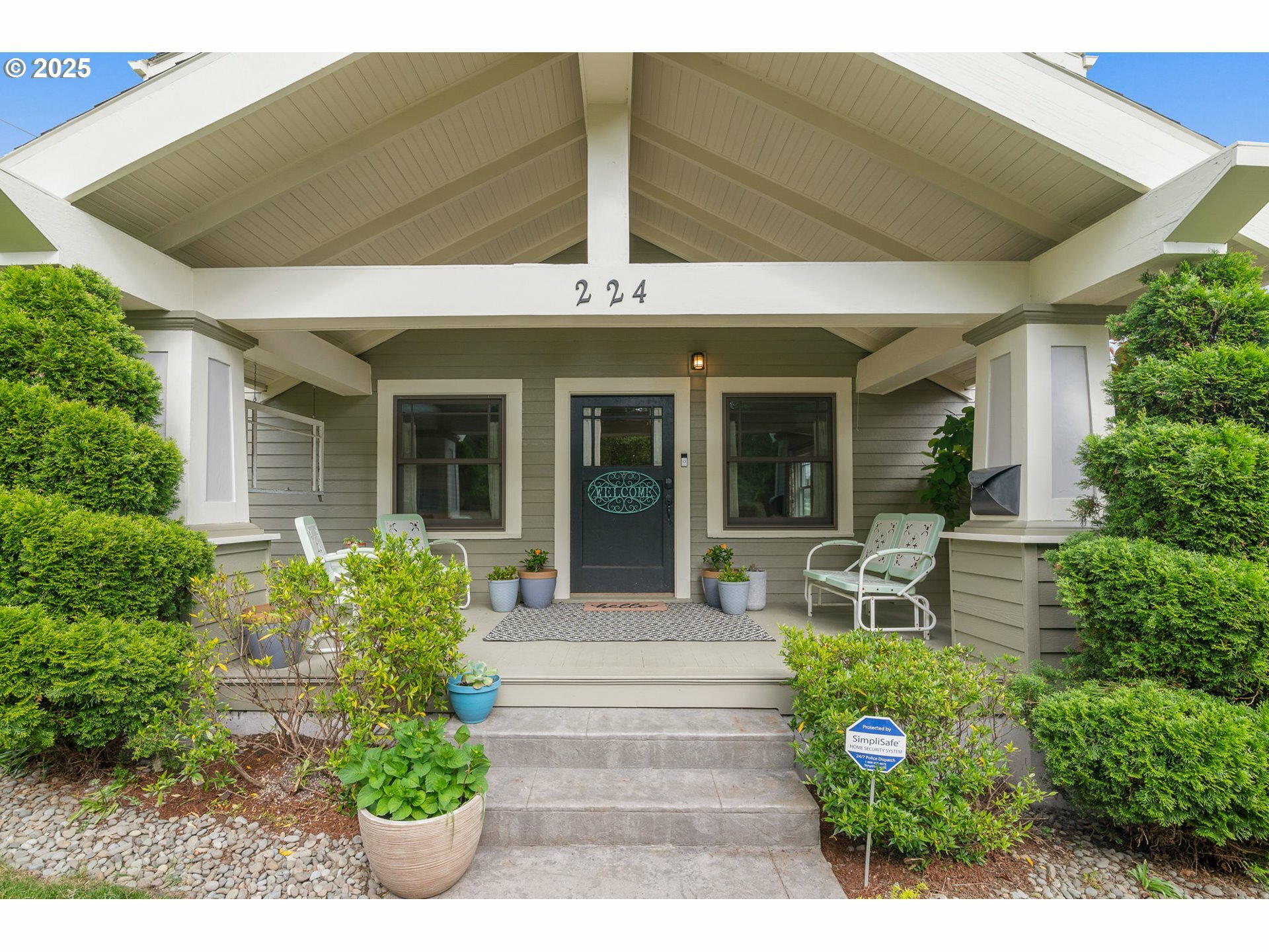 Property Photo: 224 NE 44th Ave OR 97213