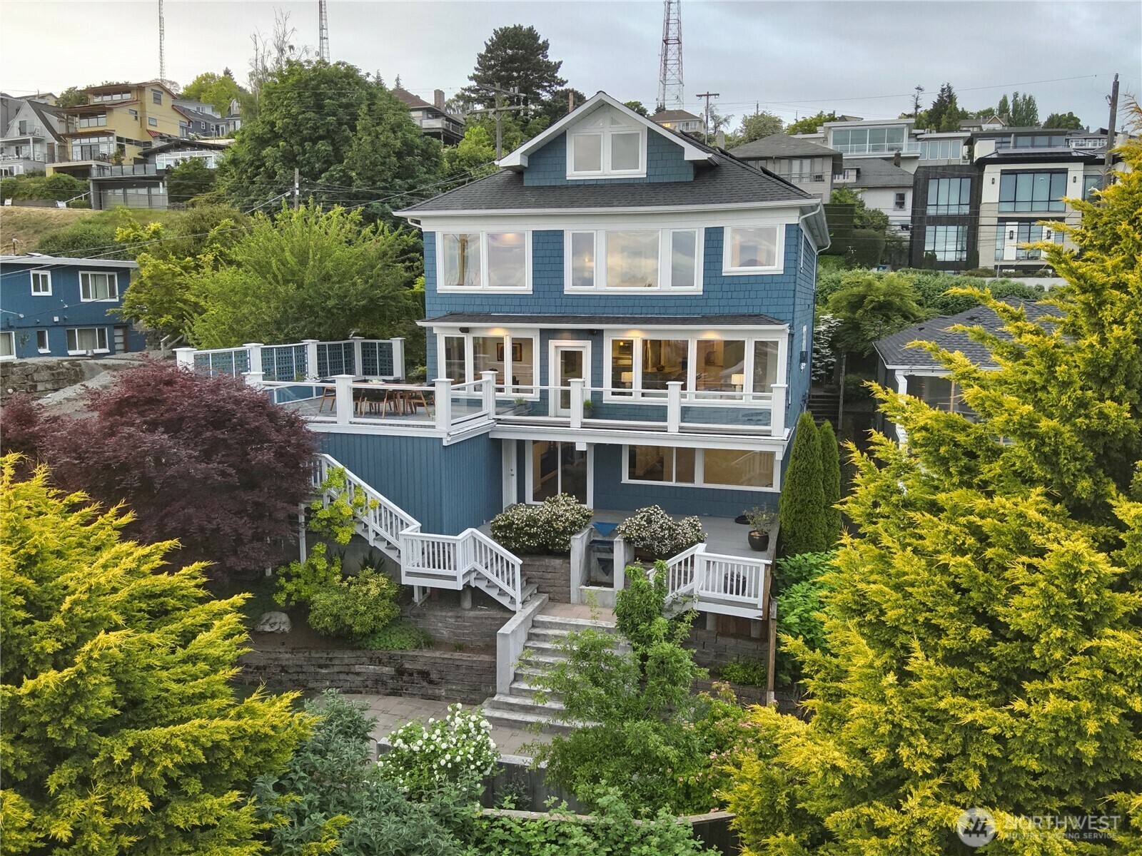 Property Photo: 922 Nob Hill Avenue N WA 98109