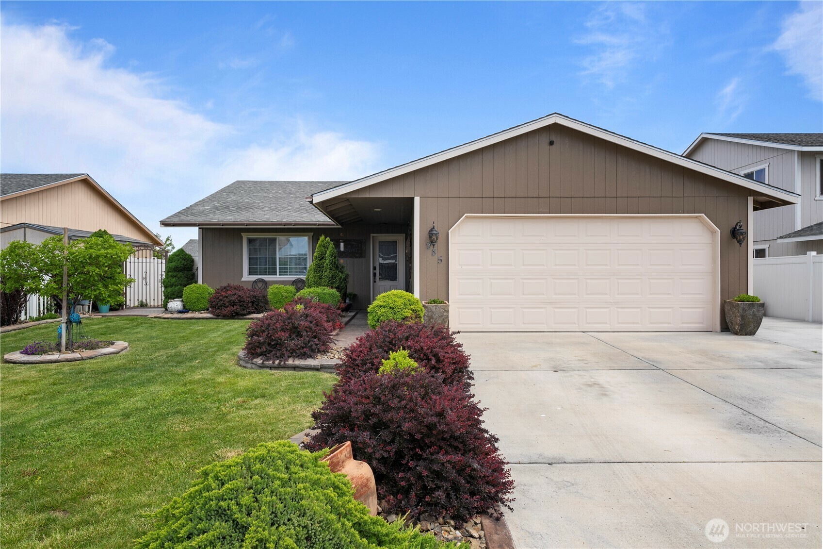 Property Photo: 985 S 10th Avenue WA 99344