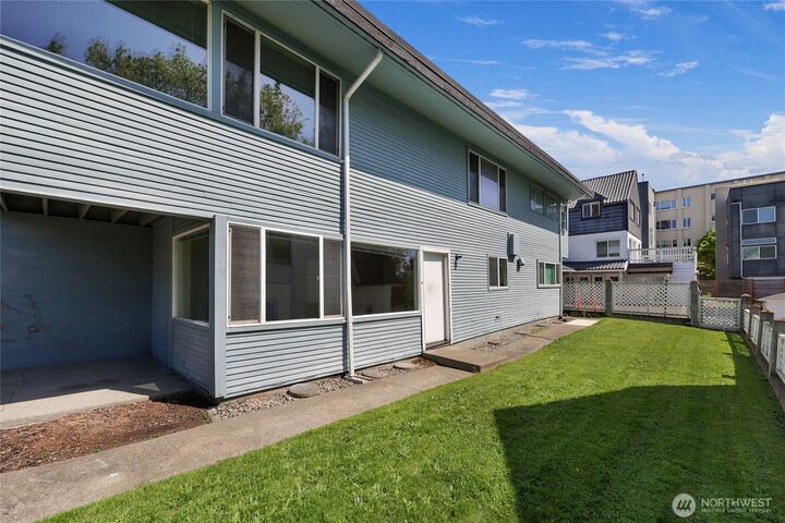 Property Photo: 223 W Kinnear Place WA 98119