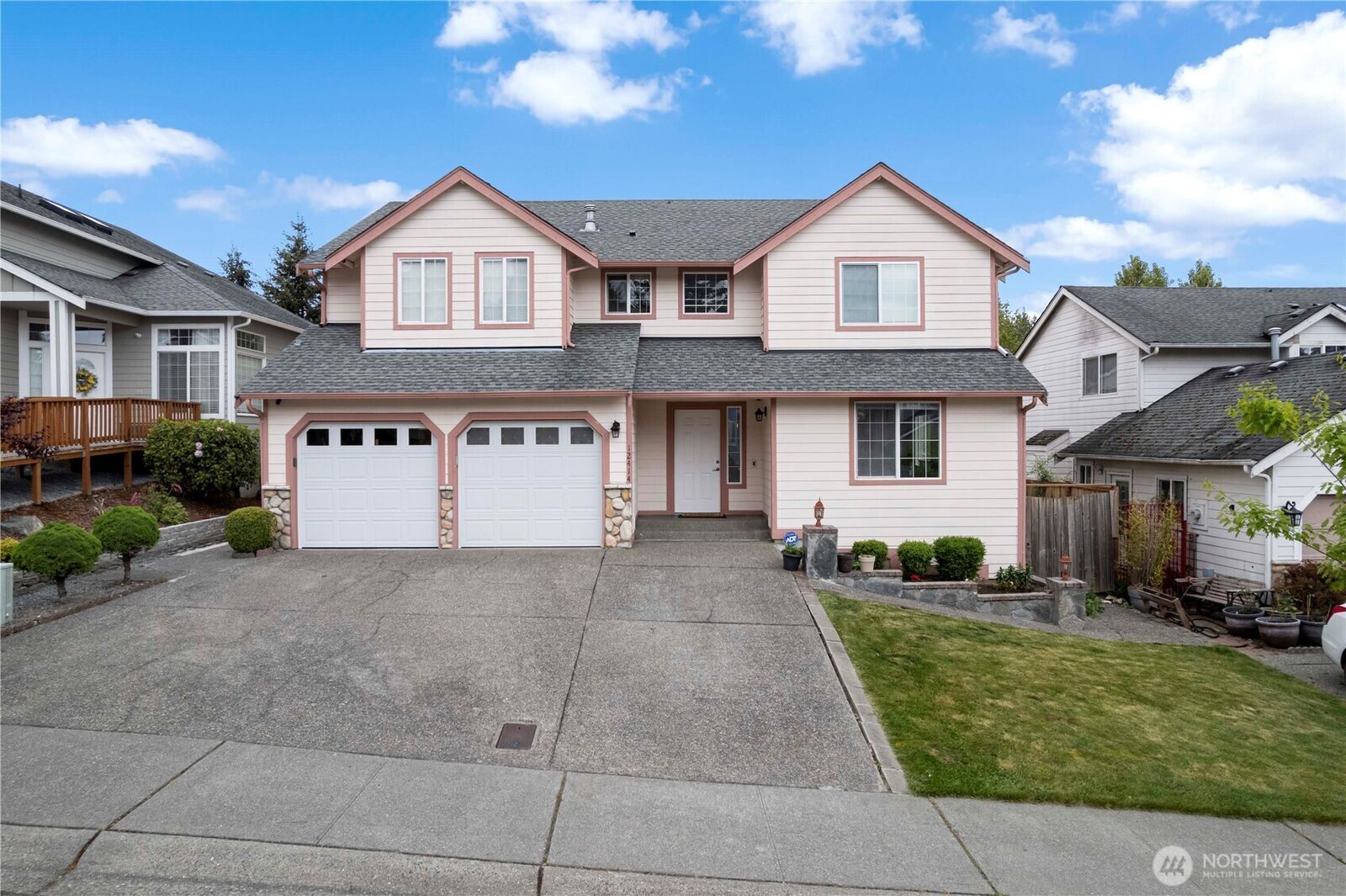 Property Photo: 12414 SE 238th Place WA 98031