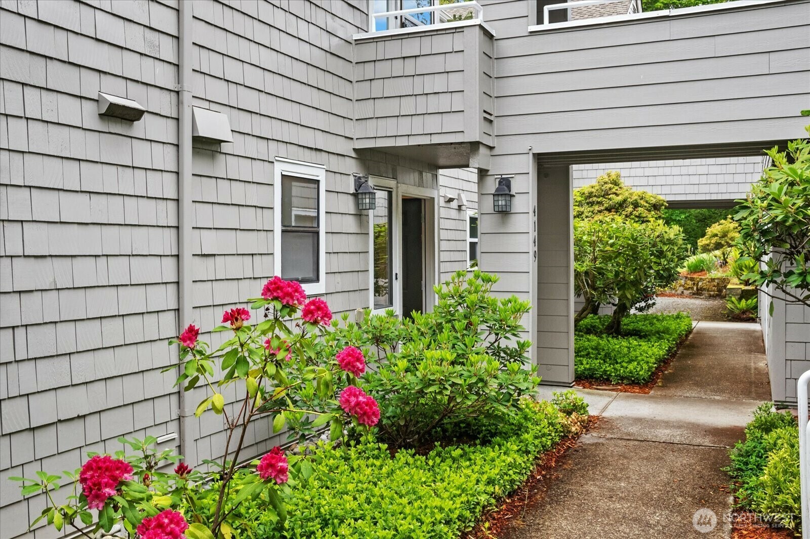 Property Photo:  4149  220th Place SE 1052  WA 98029 