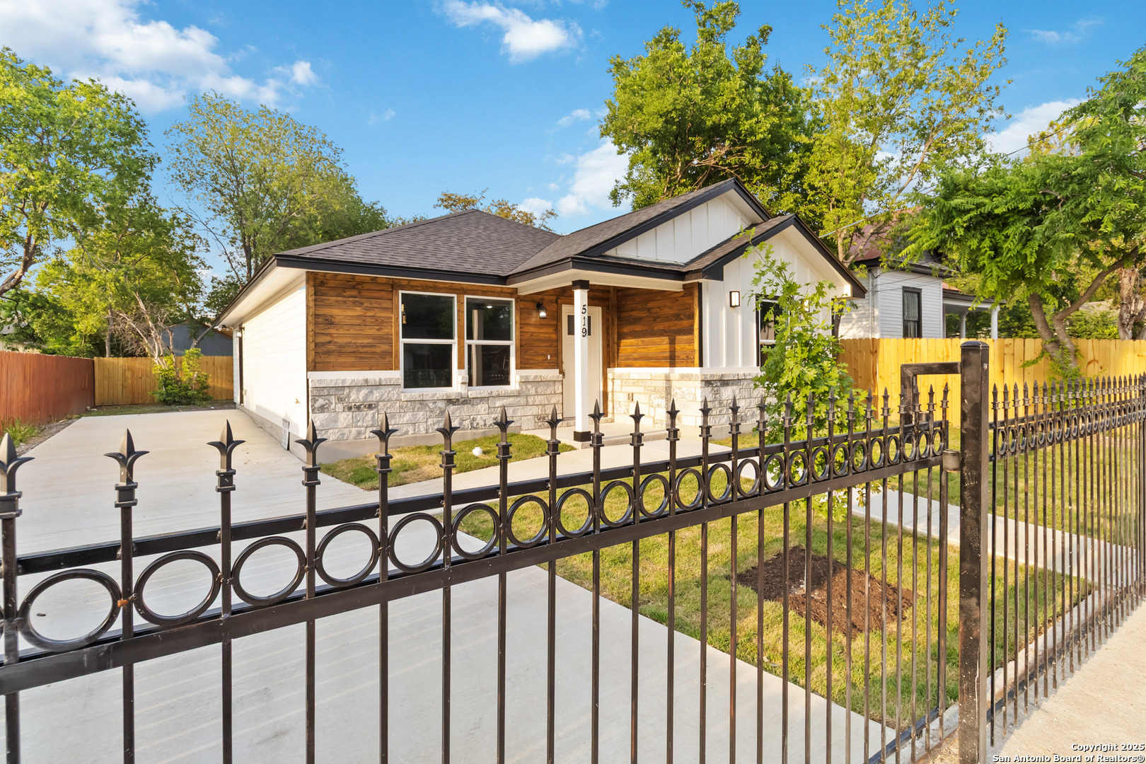 Property Photo: 519 W Mitchell TX 78204