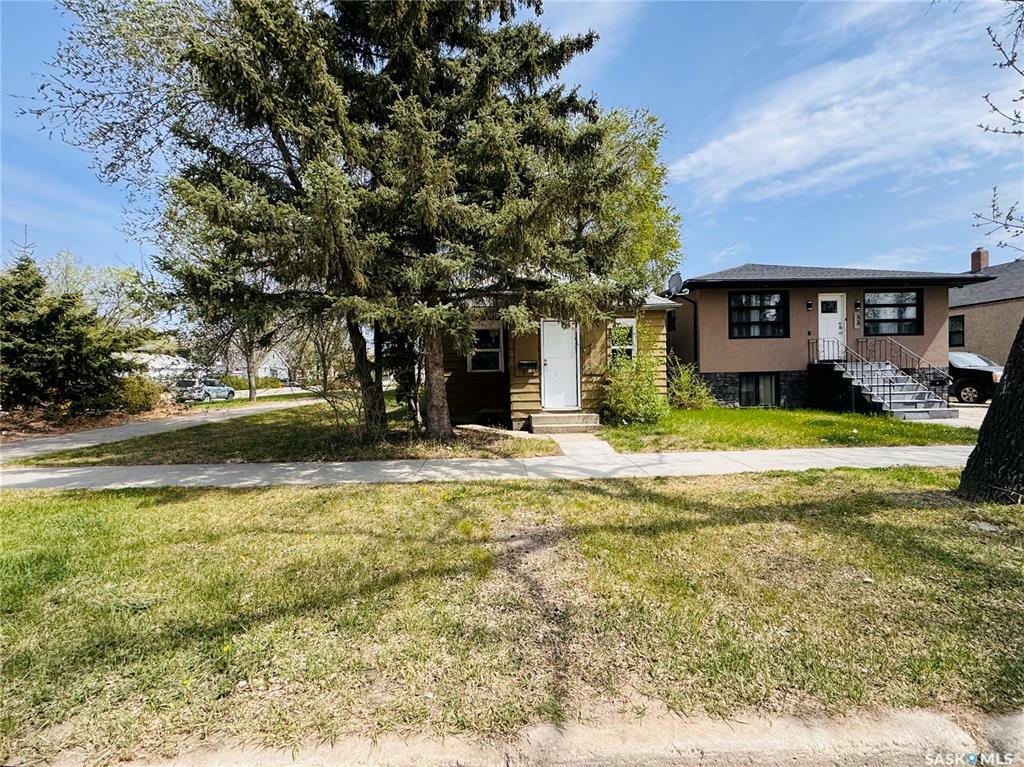 Property Photo: 606 H Avenue S SK S7M 1X1