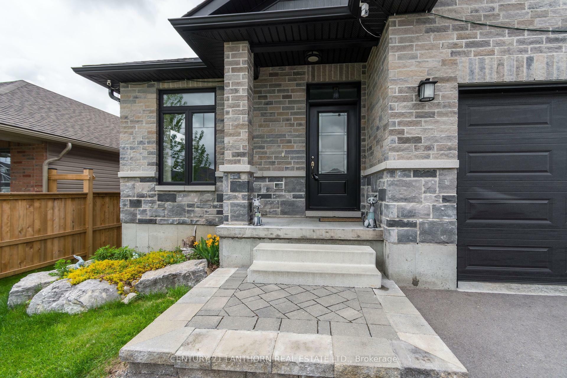 Photo de la propriété:  64 Redwood Drive  ON K8N 0K4 