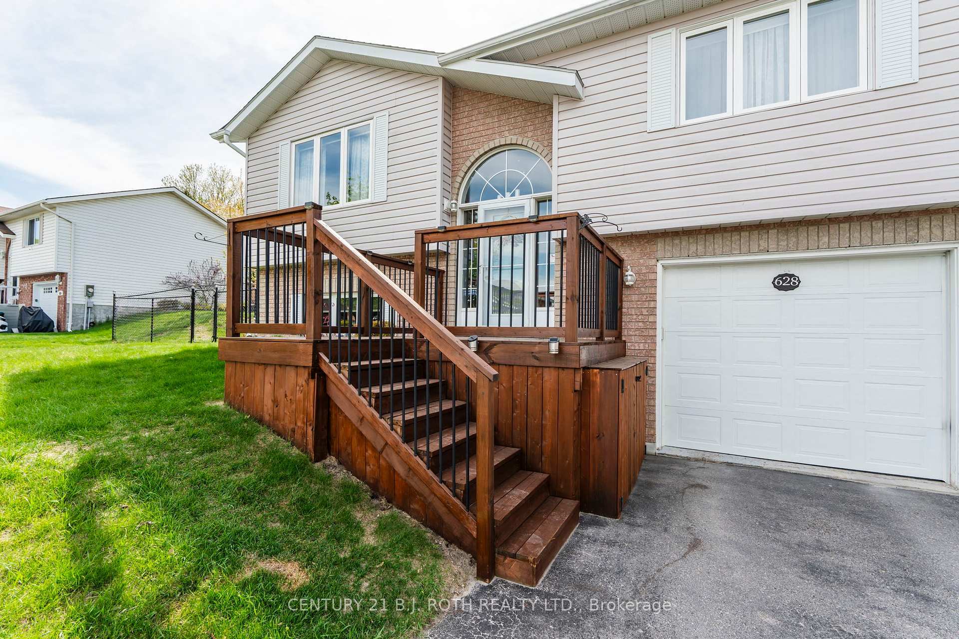 Property Photo: 628 Wayne Crescent ON L4R 5E2