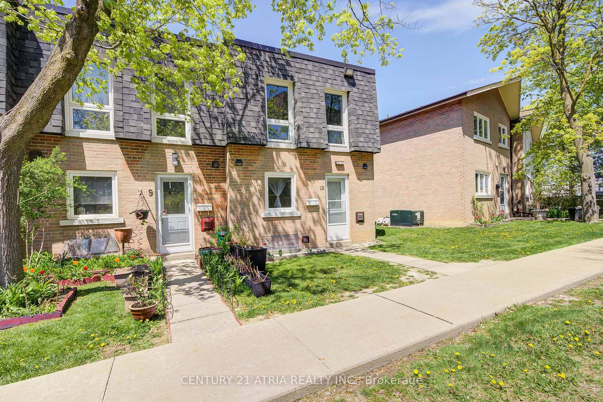 Property Photo: 20 Grandravine Drive 10 ON M3J 1B1