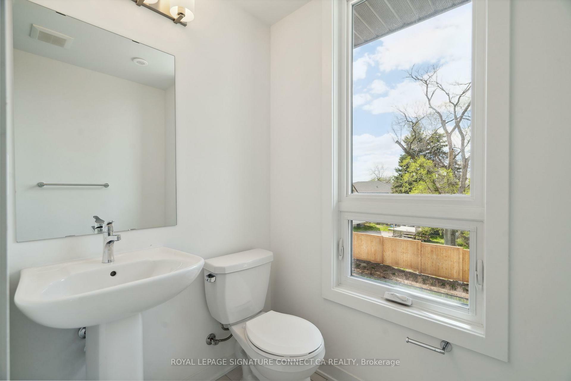 Property Photo: 4045 Hickory Drive 19 ON L4W 1L1