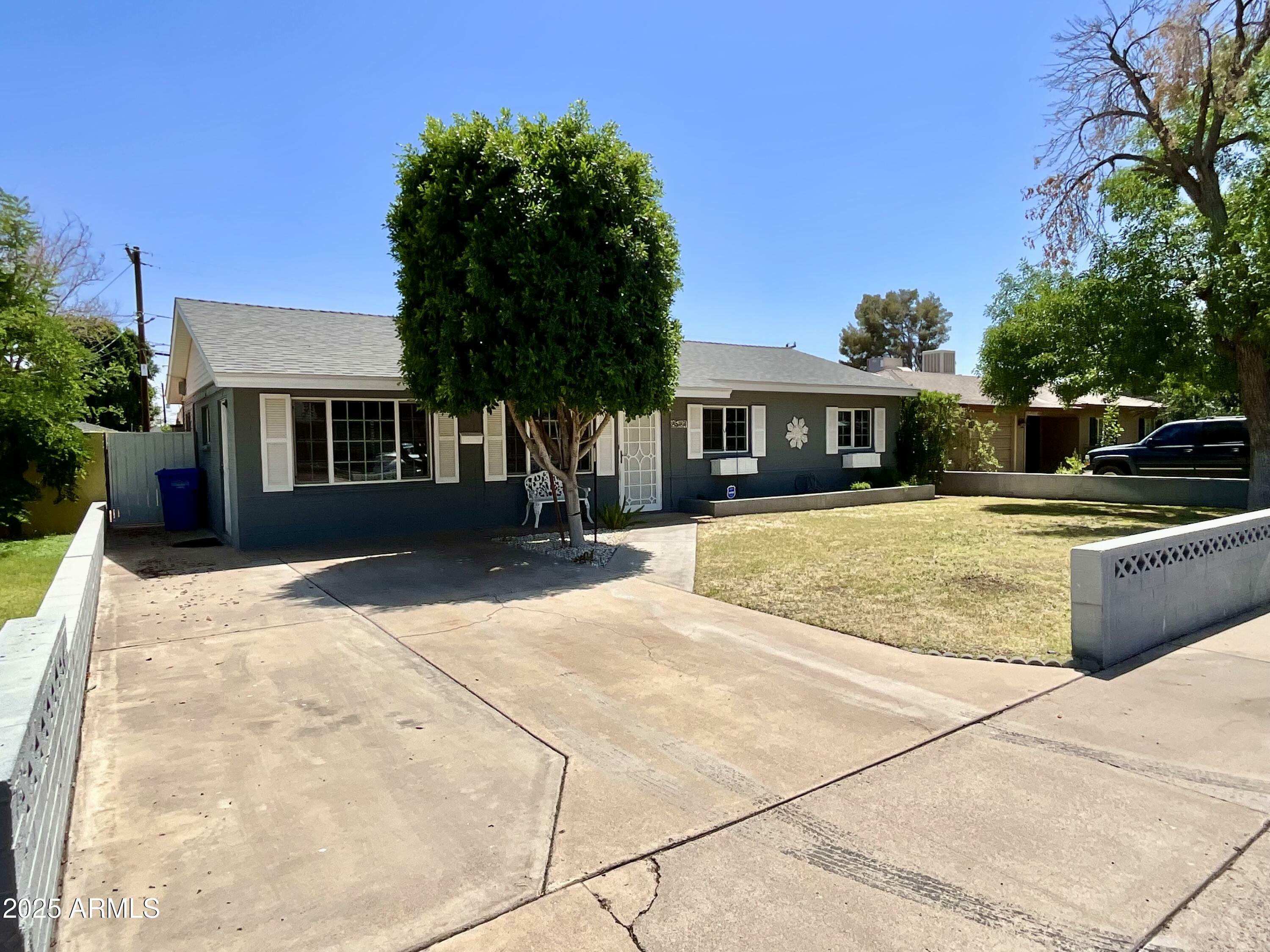 Property Photo: 2537 E Hazelwood Street AZ 85016