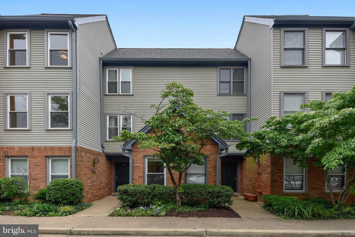 Property Photo: 2107 Rolfe Street D VA 22209