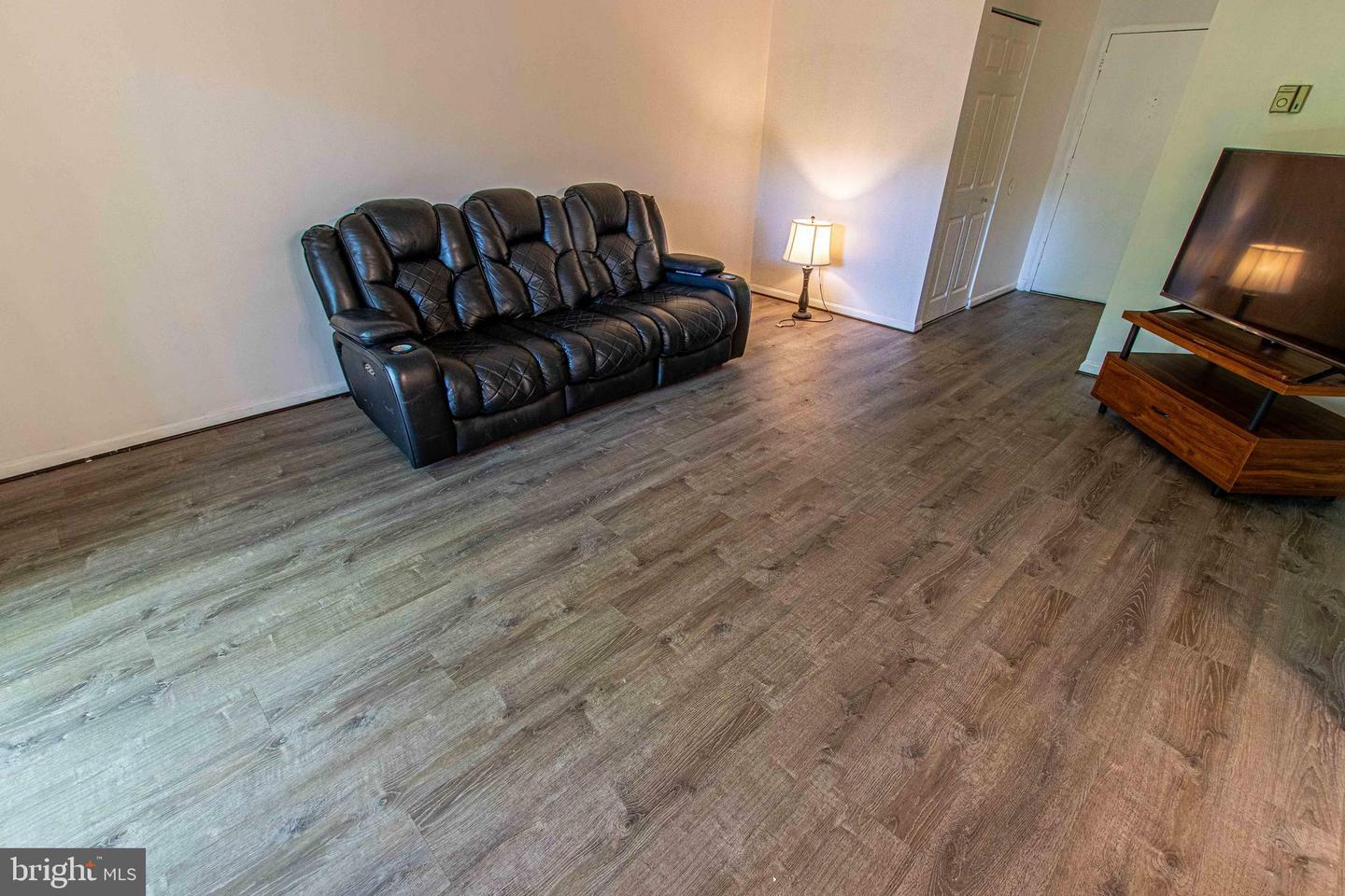 Property Photo: 5 Canterbury Square 201 VA 22304