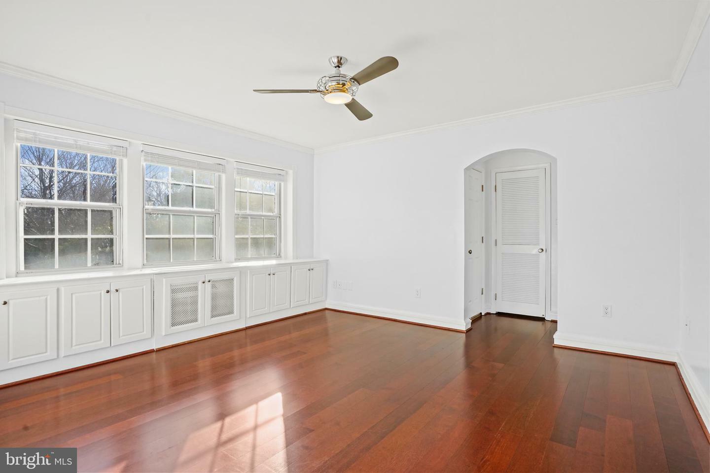 Property Photo: 1810 W Abingdon Drive W 101 VA 22314