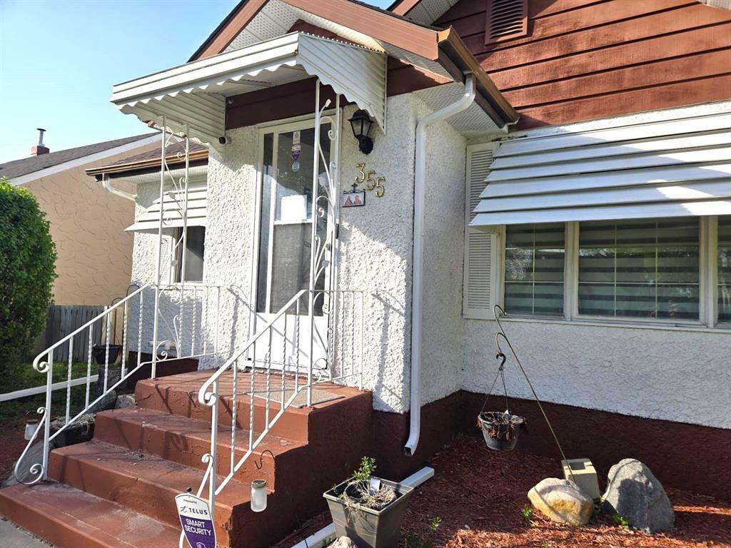 Property Photo: 355 Smithfield Avenue MB R2V 0E1