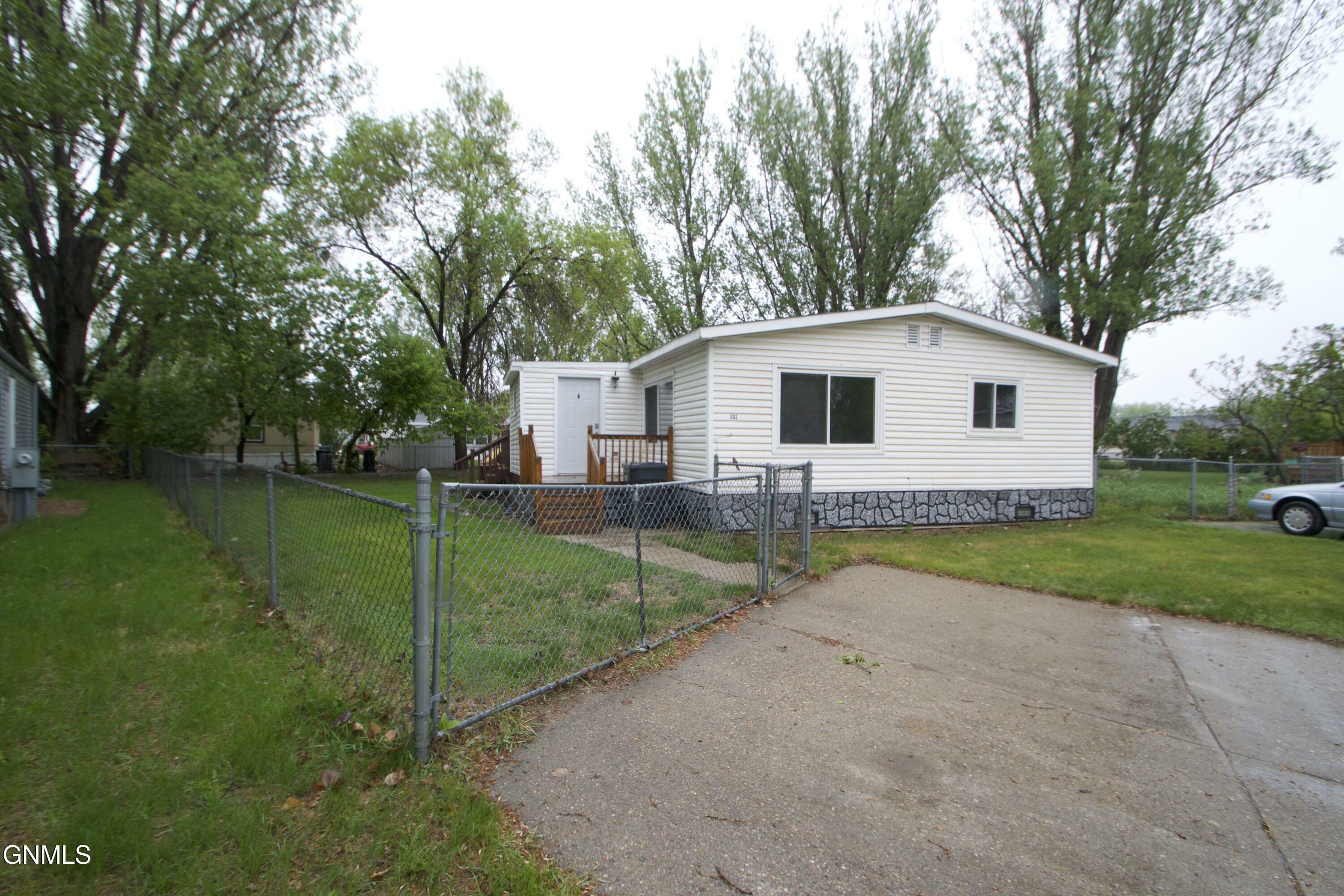 302 Buckingham Place  Bismarck ND 58504 photo