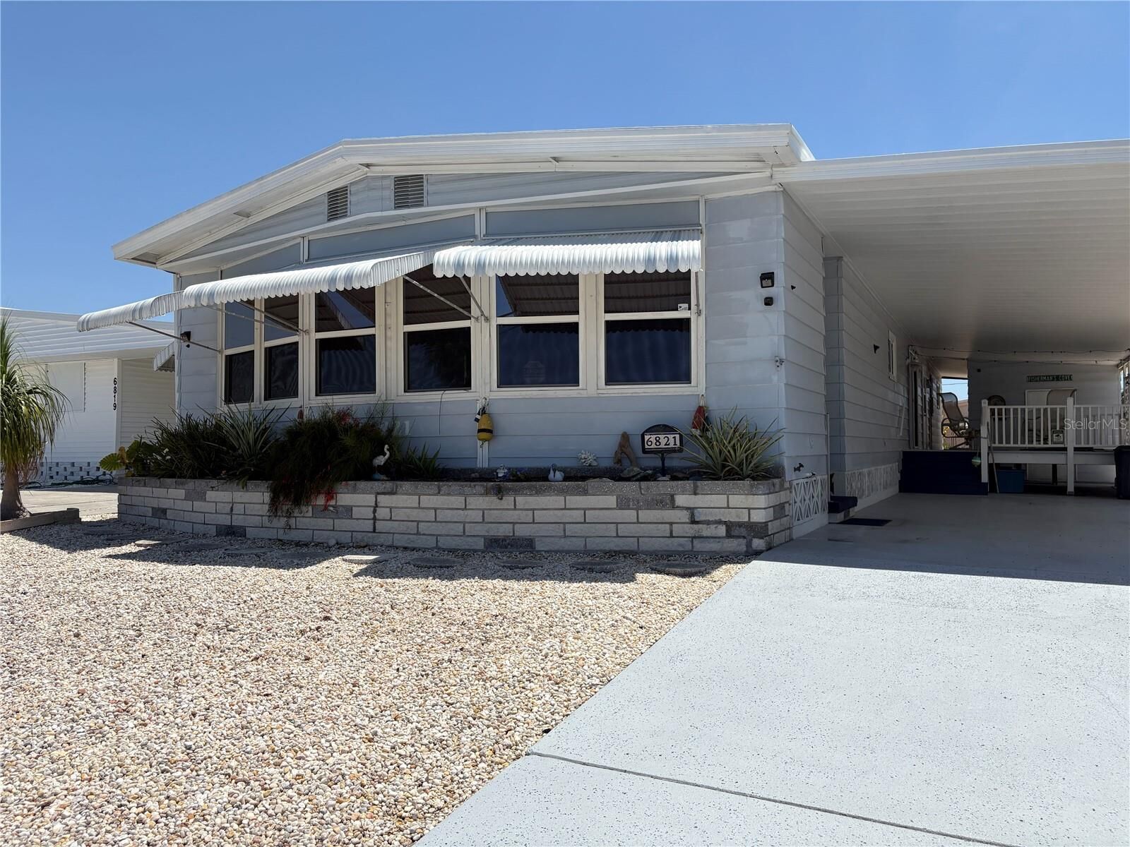 Property Photo: 6821 American Way FL 34207