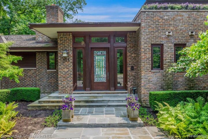 Property Photo: 803 Canterbury Crescent MI 48304 2915