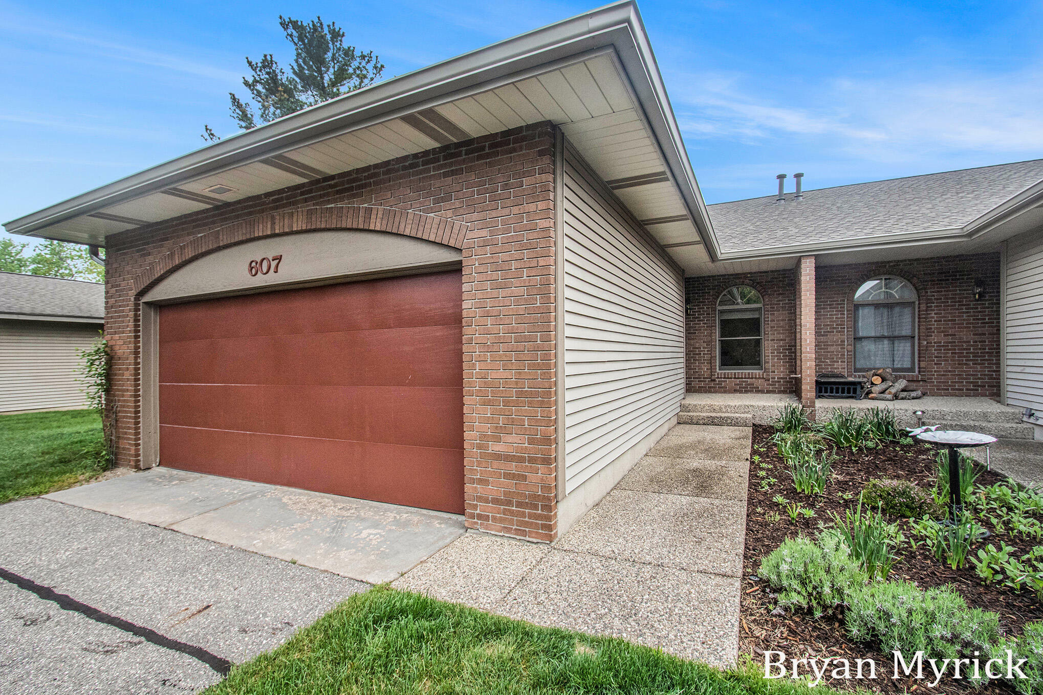 Property Photo: 607 Crestview Street MI 49423