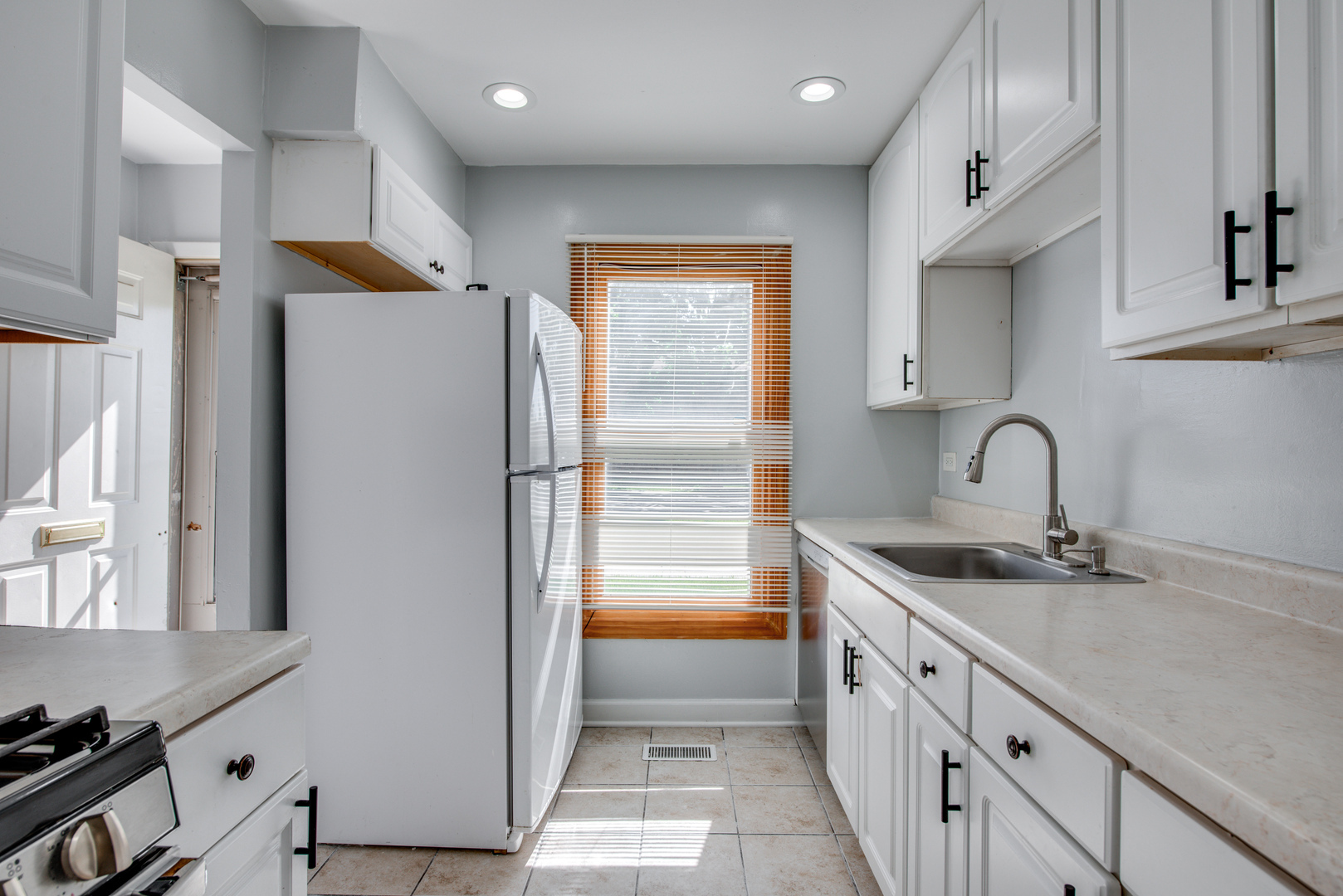 Property Photo: 1596 N Manchester Drive 1596 IL 60169