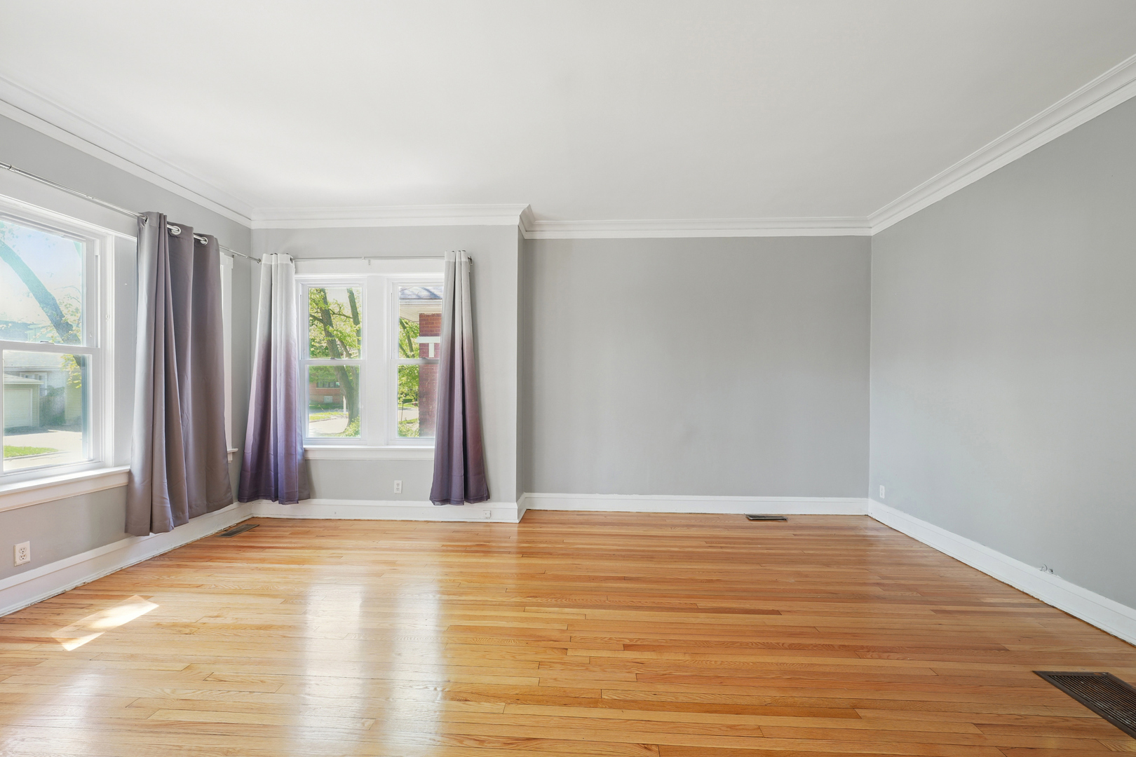 Property Photo: 7744 S Oglesby Avenue IL 60649