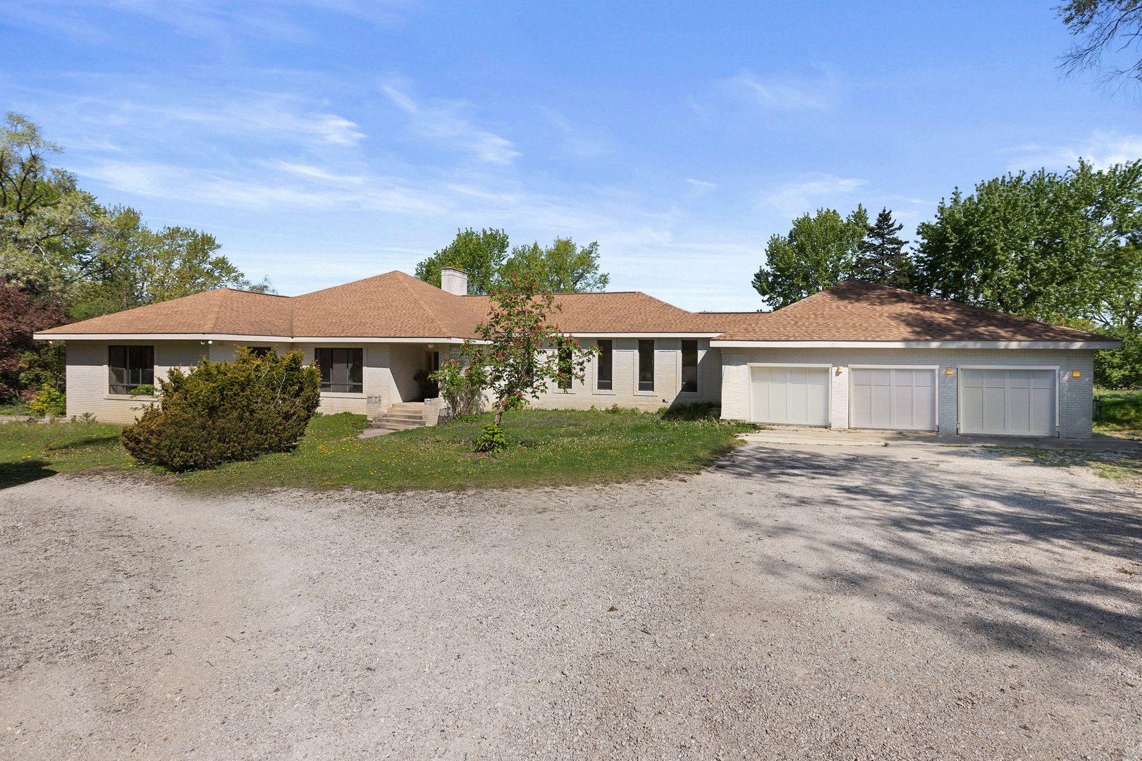 Property Photo: 26348 N Edgemond Lane IL 60010