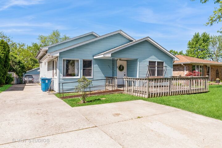 Property Photo:  2211 Greengold Street  IL 60403 