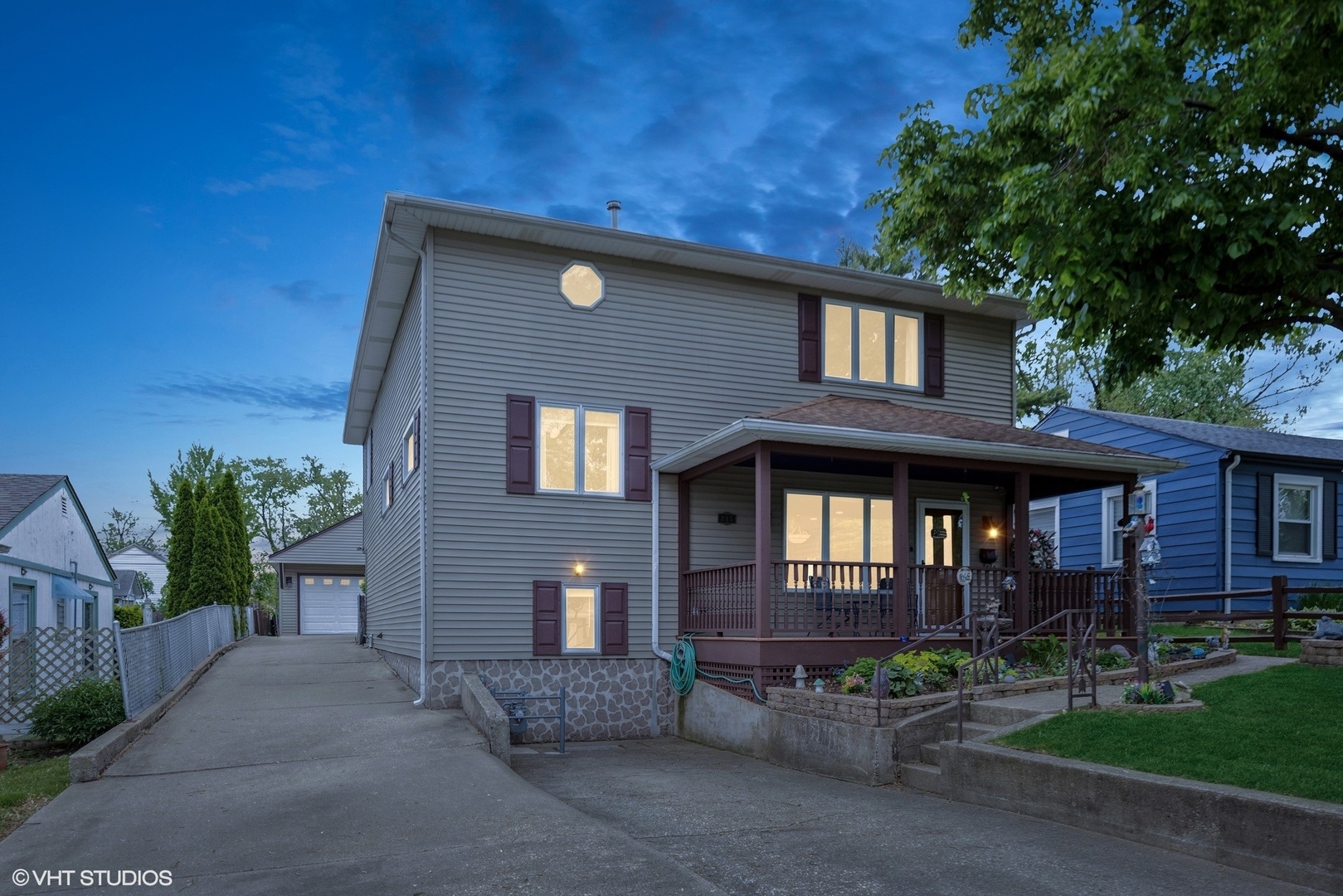 Property Photo: 215 S Edgewood Avenue IL 60148