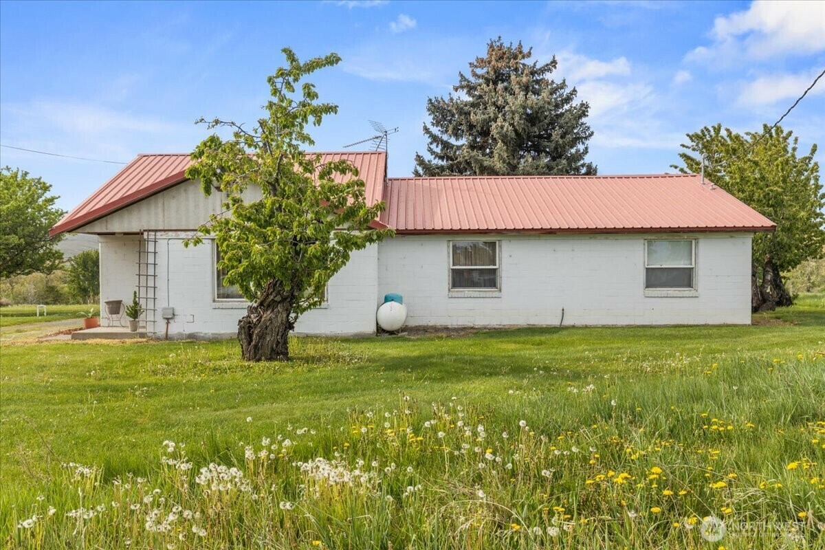 Property Photo: 9600 Occidental Road WA 98903