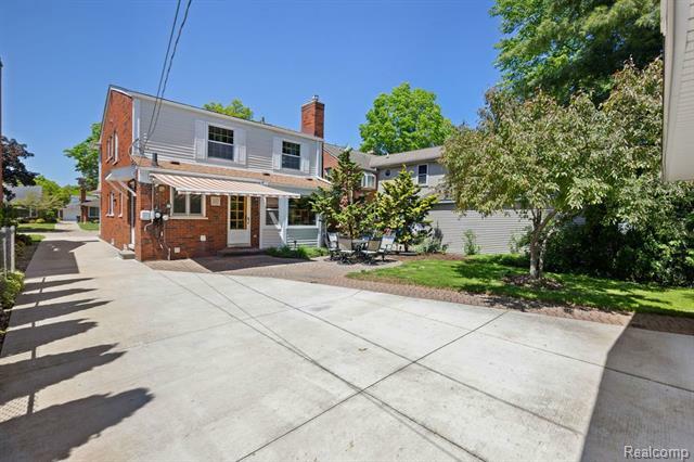 Property Photo: 210 Robindale Avenue MI 48128