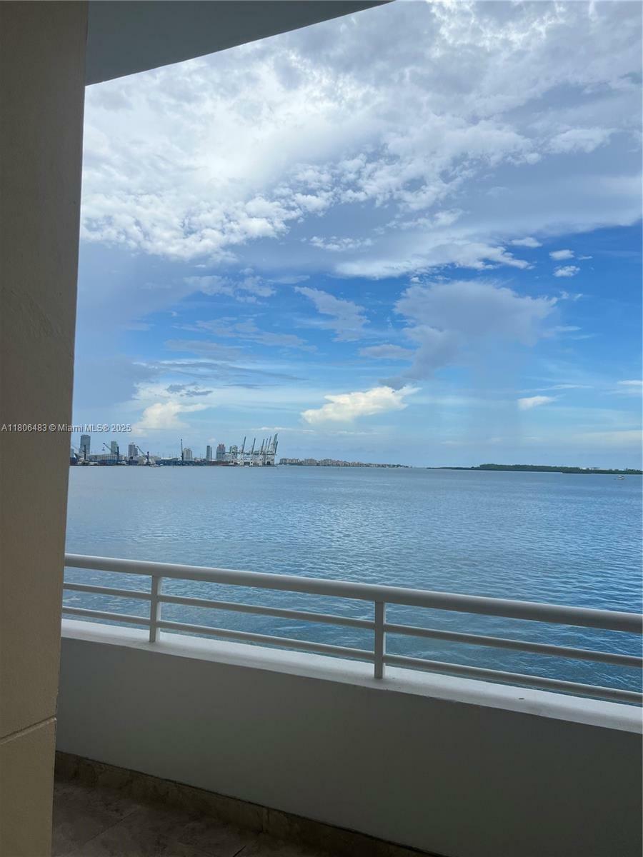 Property Photo: 808 Brickell Key Dr 404 FL 33131