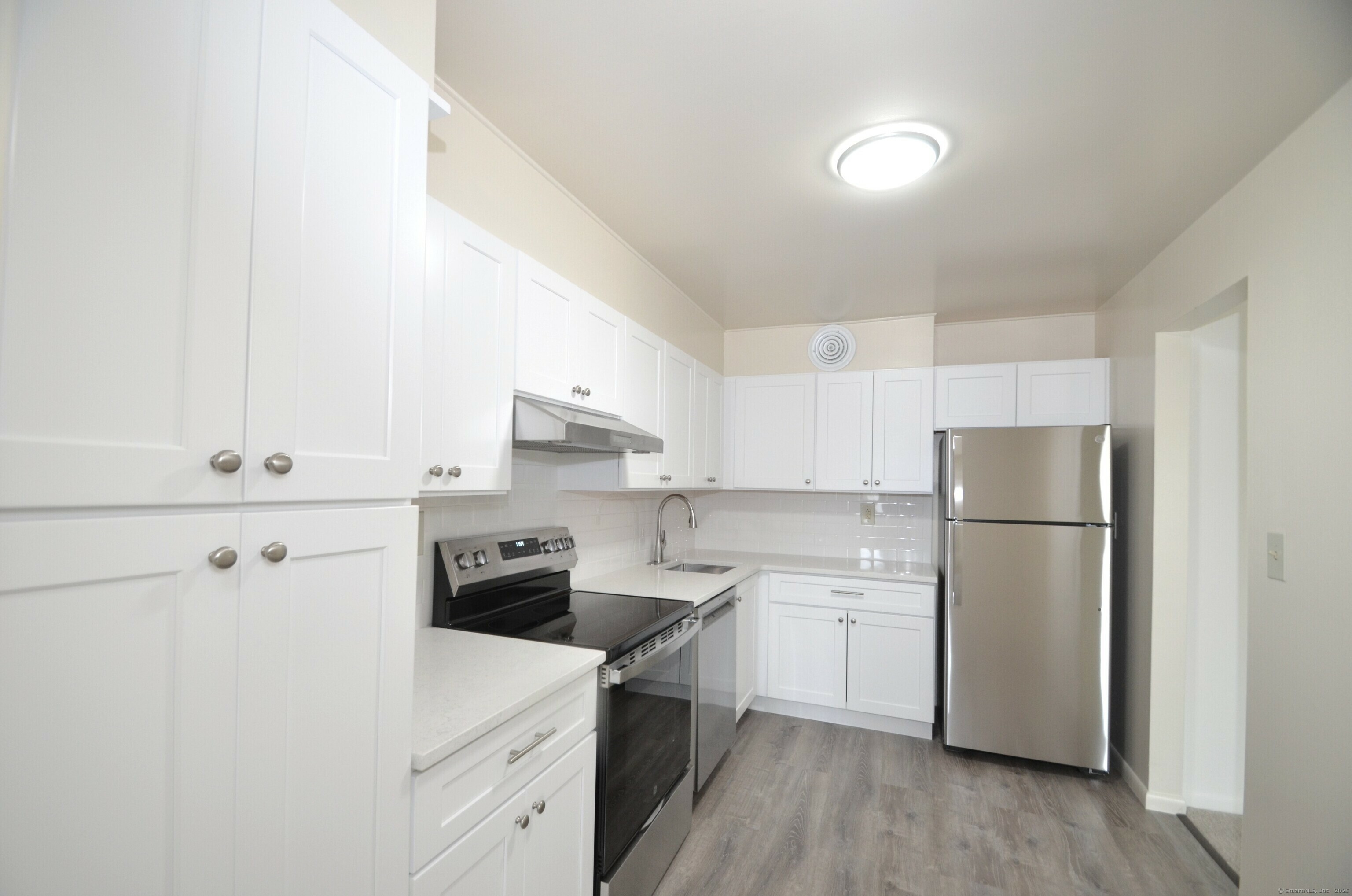 Property Photo: 3900 Park Avenue 5B CT 06604